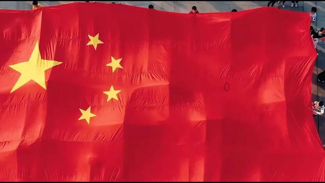 盯住卧室中的美女，王安石急切地问：“你怎么来我家里？”