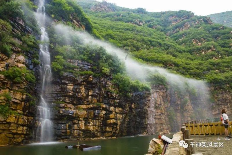 三千架无人机点亮除夕夜 千人共享团年饭