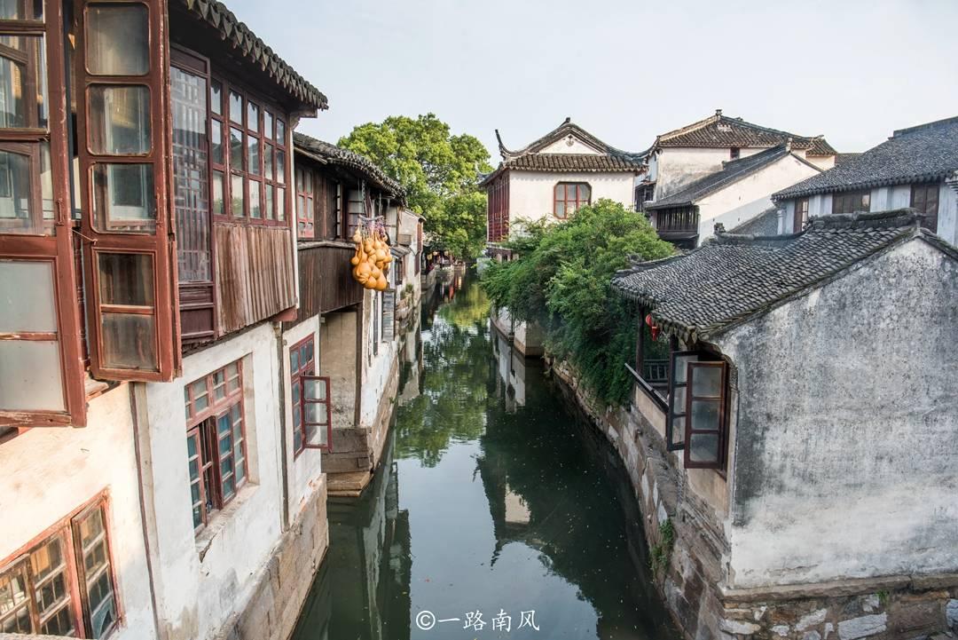 45岁周杰伦与42岁林俊杰的对比,差距一目了然